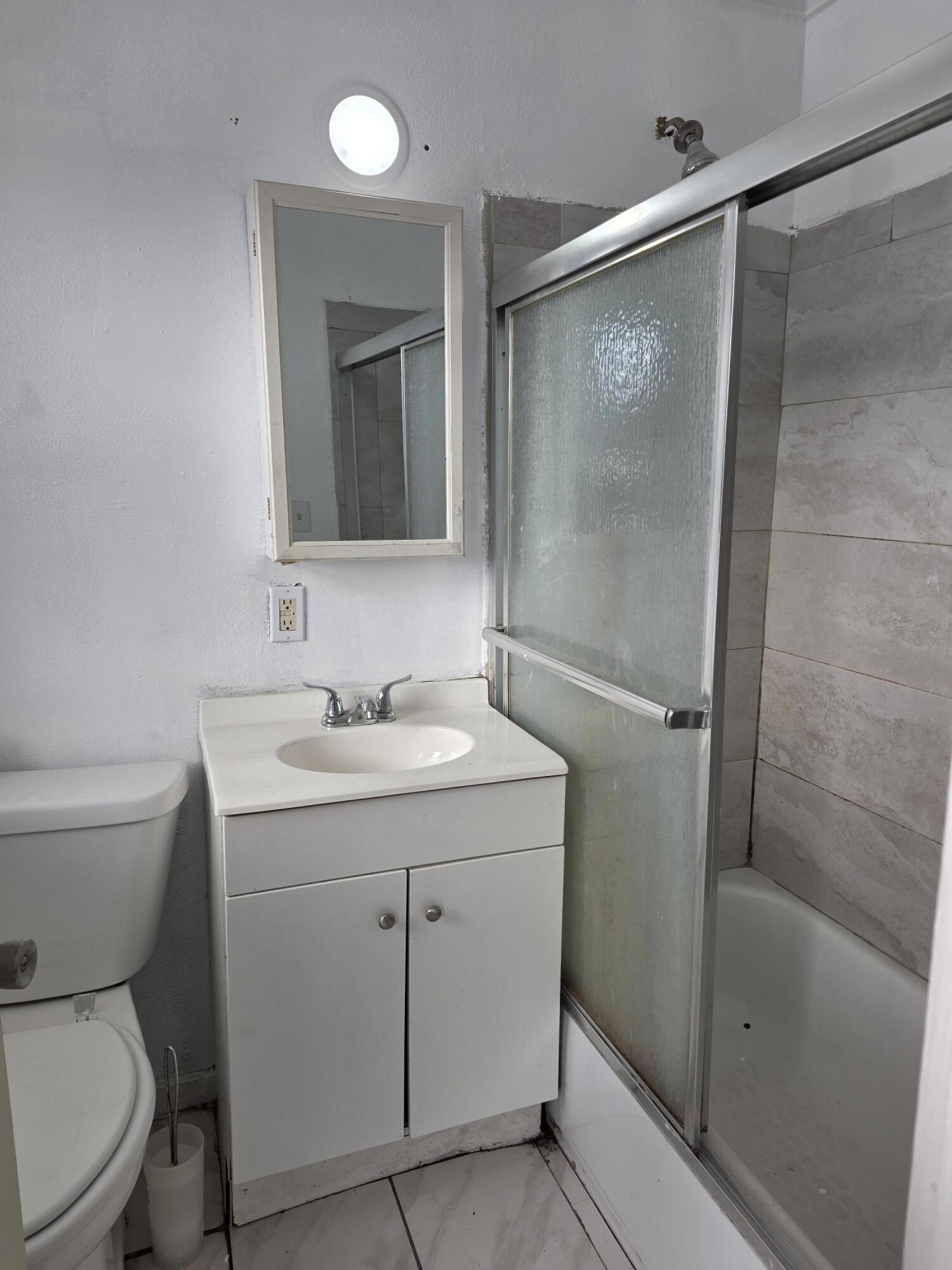 Racine, Wisconsin 53405, United States, 2 Bedrooms Bedrooms, ,1 BathroomBathrooms,Residential,Active,251634