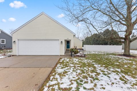 Photo of 909 York Imperial Dr, Oconomowoc, WI 53066 (MLS # 1946640)