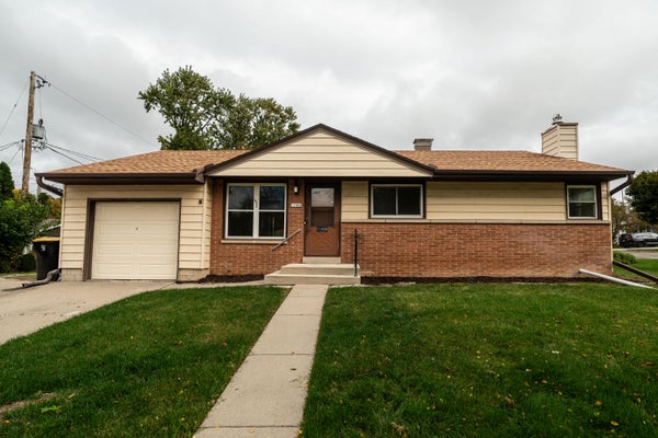11406 W PARK HILL AVE, MILWAUKEE, WI 53226 - Image 8ac9b62ccfb6b693bc0e2000217f161c/334740645