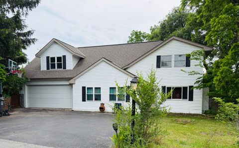 Photo of W271N2641 Pear Tree Ln, Pewaukee, WI 53072 (MLS # 1966137)