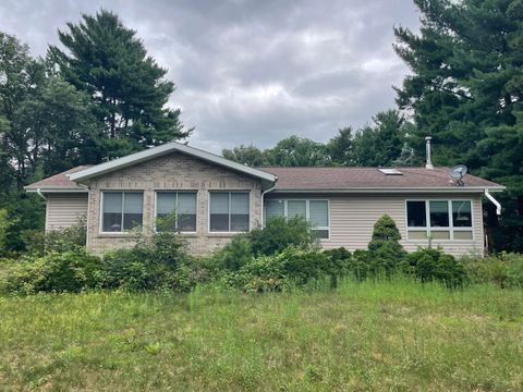 Photo of W5550 OAKDALE Dr, Germantown, WI 53950 (MLS # 1972665)