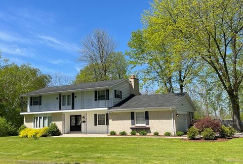 Photo of 13349 N Lakewood Dr, Mequon, WI 53097 (MLS # 1915940)