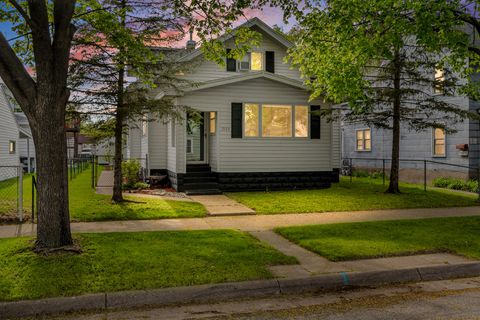 Photo of 1905 Wood St, La Crosse, WI 54603 (MLS # 1960355)