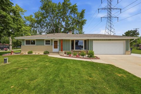 Photo of 11610 W Sunnybrook Rd, Franklin, WI 53132 (MLS # 1967839)