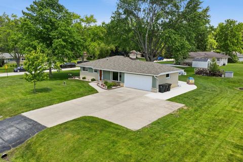 Photo of 11610 W Sunnybrook Rd, Franklin, WI 53132 (MLS # 1967839)