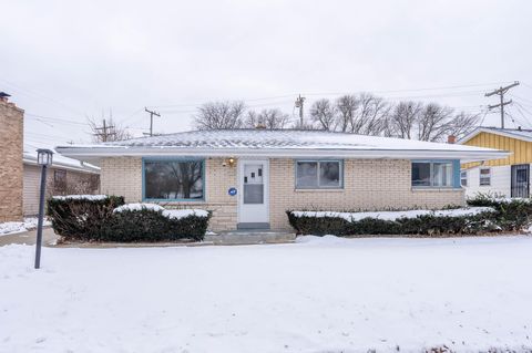 Photo of 7629 W Thurston Cir, Milwaukee, WI 53218 (MLS # 1948084)