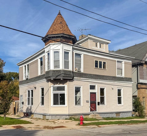 Photo of 3232 W Cameron Ave, Milwaukee, WI 53209 (MLS # 1984394)