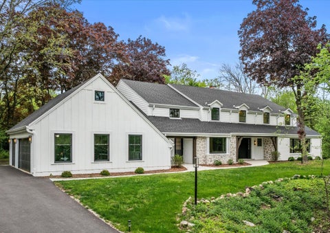 Photo of 10525 N Fairway Ln, Mequon, WI 53092 (MLS # 1971190)