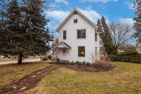 Photo of 403 W Capitol Dr, Hartland, WI 53029 (MLS # 1951378)