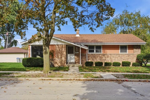 Photo of 7708 W Tripoli Ave, Milwaukee, WI 53220 (MLS # 1984312)