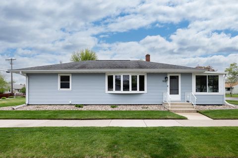 Photo of 1102 Lake St, Onalaska, WI 54650 (MLS # 1960270)