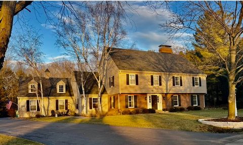 Photo of 9940 N Lamplighter Ln, Mequon, WI 53092 (MLS # 1954536)