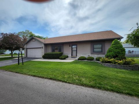 Photo of 916 Park Cir, Union Grove, WI 53182 (MLS # 1941111) Photo of 916 Park Cir, Union Grove, WI 53182 (MLS # 1941111)