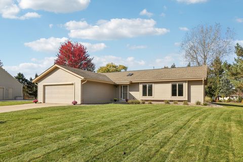 Photo of 14320 W Fieldpointe Dr, New Berlin, WI 53151 (MLS # 1946849)