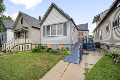 Photo of 2568 N Pierce St, Milwaukee, WI 53212 (MLS # 1928161)