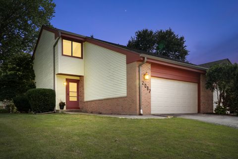 Photo of 2087 E Pendragon Ct, Oak Creek, WI 53154 (MLS # 1926872)