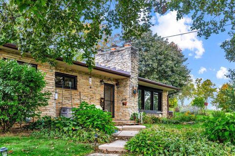 Photo of 416 Bidwell Ave, Waukesha, WI 53188 (MLS # 1940562)