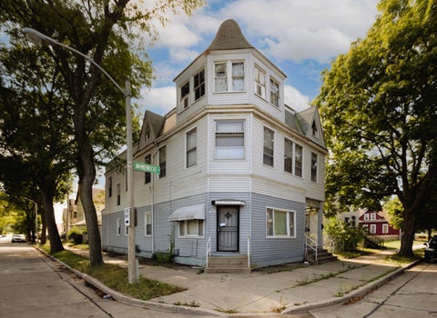 Photo of 1801 W Meinecke Ave, Milwaukee, WI 53206 (MLS # 1983085)