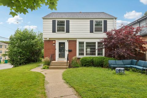Photo of 4315 N Wildwood Ave, Shorewood, WI 53211 (MLS # 1969007)