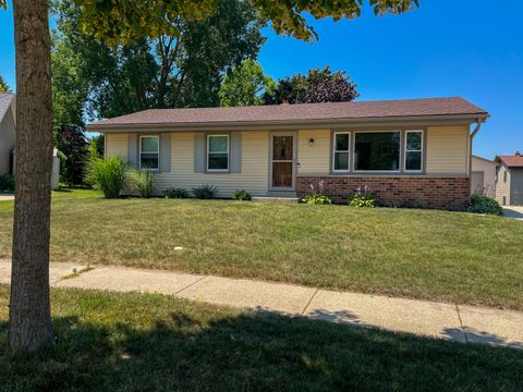 Photo of 8642 S Fenway Ct, Oak Creek, WI 53154 (MLS # 1971401)