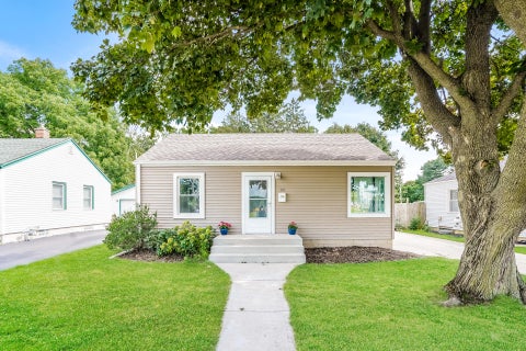 Photo of 181 Walton Ave, Waukesha, WI 53186 (MLS # 1984230)