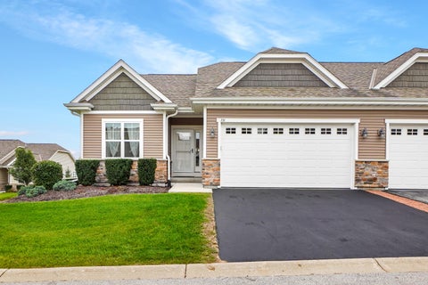 Photo of 731 Keystone Dr, Waukesha, WI 53189 (MLS # 1982288)