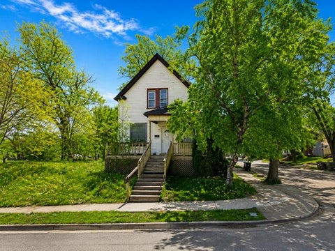 Photo of 3533 W Clarke St, Milwaukee, WI 53210 (MLS # 1966417)