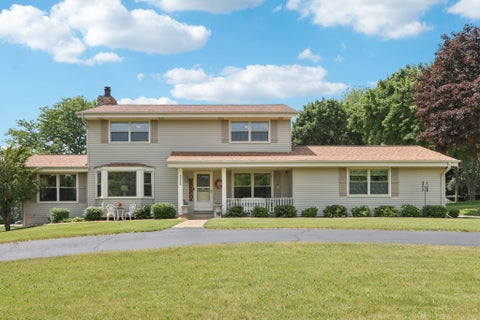 Photo of 3335 S Ann Louise Dr, New Berlin, WI 53146 (MLS # 1923398)