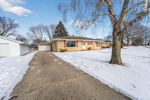Photo of 532 Rose Ann Dr, Burlington, WI 53105 (MLS # 1948981)