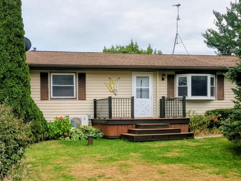 Photo of N7436 Grand View Dr, Whitewater, WI 53190 (MLS # 1941477)