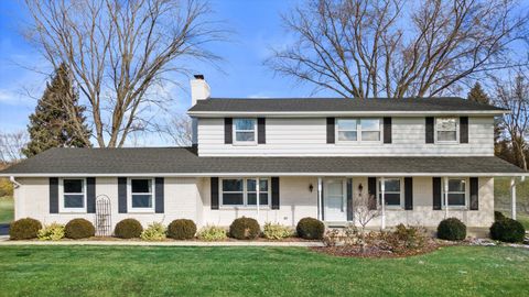 Photo of W300S3280 Snowdon Dr, Genesee, WI 53189 (MLS # 1944544)