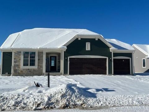 Photo of W251N2399 Valleyview Cir, Pewaukee, WI 53072 (MLS # 1944737)