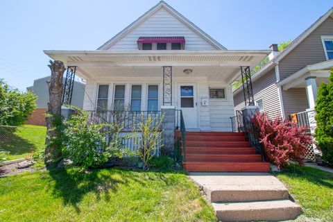 Photo of 2729 S 14th St, Milwaukee, WI 53215 (MLS # 1962757)