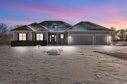 Photo of N5372 Loraine Ct, Fredonia, WI 53021 (MLS # 1947724)