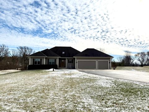 Photo of N5372 Loraine Ct, Fredonia, WI 53021 (MLS # 1947724)