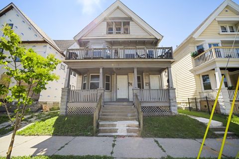 Photo of 633 W Clarke St, Milwaukee, WI 53212 (MLS # 1902006)