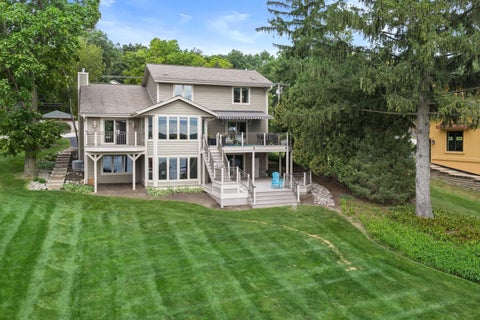 Photo of W303N2664 Maple Ave, Delafield, WI 53072 (MLS # 1981083)
