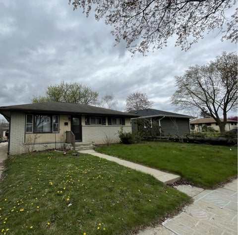 Photo of 1823 W Aspen St, Milwaukee, WI 53221 (MLS # 1973295)