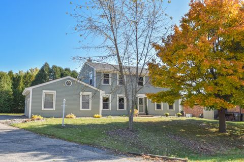 Photo of 9820 N Shannon Ct, Mequon, WI 53097 (MLS # 1942686)