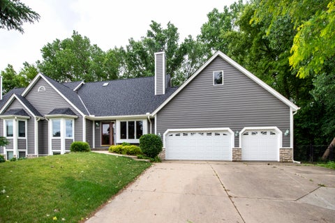 Photo of 19065 Hiview Dr, Brookfield, WI 53045 (MLS # 1967468)