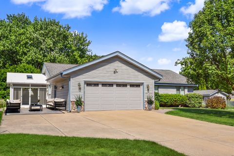 Photo of W236N7179 Meadow Ln, Sussex, WI 53089 (MLS # 1973151)