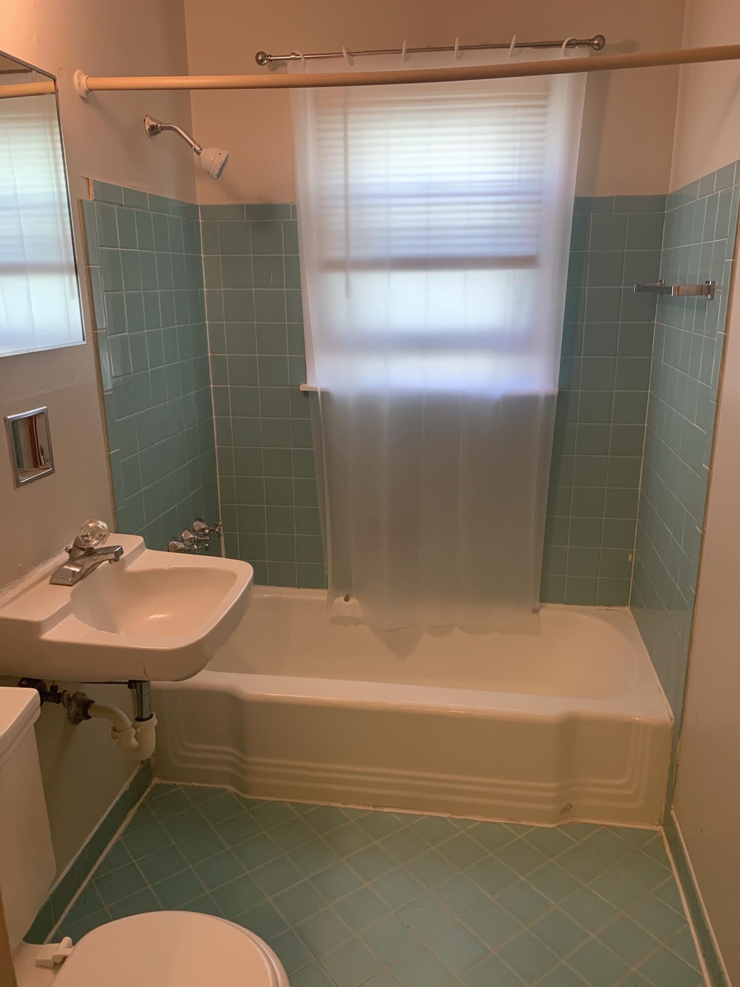 Milwaukee, Wisconsin 53218, United States, 2 Bedrooms Bedrooms, ,1 BathroomBathrooms,Residential,Active,110784