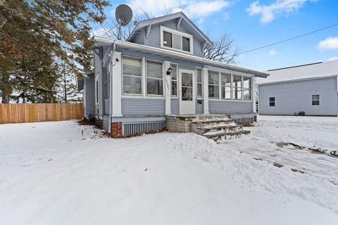 Photo of 1121 River Dr, Watertown, WI 53094 (MLS # 1948030)