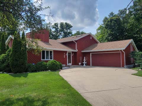 Photo of 3165 S Manor Ct, New Berlin, WI 53151 (MLS # 1975376)