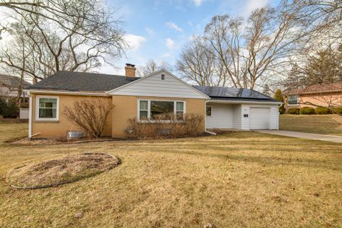 Photo of 225 W Alta Loma Cir, Thiensville, WI 53092 (MLS # 1950661)