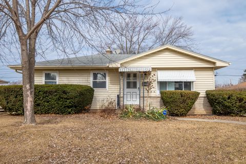 Photo of 8112 W Daphne St, Milwaukee, WI 53223 (MLS # 1952283)