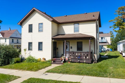 Photo of 600 E Cady St, Watertown, WI 53094 (MLS # 1981508)