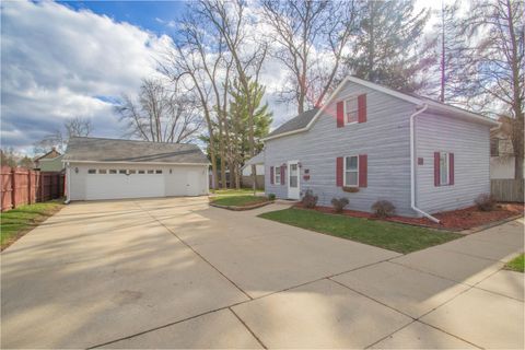 Photo of 211 Lynn St, Watertown, WI 53098 (MLS # 1957051)