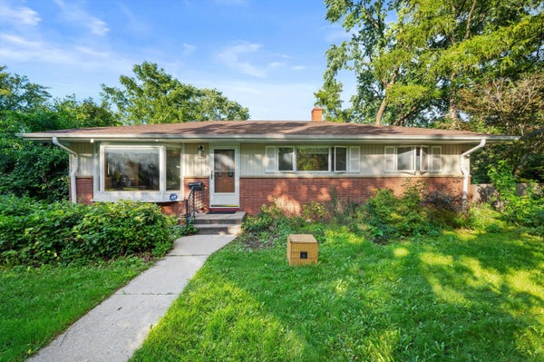 5788 N MILWAUKEE RIVER PKWY, GLENDALE, WI 53209 - Image 93cedcb65dcdceb1d6f8750600e6fc42/737685599