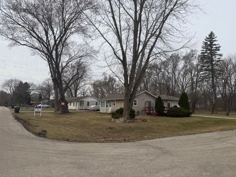 Photo of 562 Gatewood Dr, Twin Lakes, WI 53181 (MLS # 1957117)